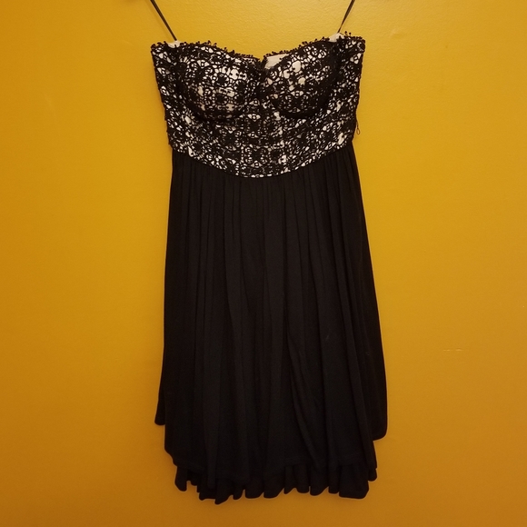 Strapless black crocheted bodice dress - Picture 3 of 4